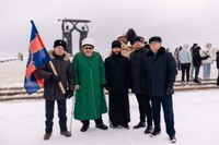 После памятного мероприятия, посвященного Дню защитника Отечества, прошедшего у монумента «Тыл - фронту», делегация неравнодушных горожан отправилась на Левобережное кладбище