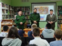 В библиотеке № 2 для ребят 5 «В» класса гимназии № 53 при поддержке депутата МГСД Иванова В. В. состоялся урок мужества «Герои в наших сердцах», приуроченный ко Дню Героев Отечества.