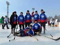 В Магнитогорске состоялся традиционных городской турнир по хоккею в валенках на Кубок ОМП при МГСД. Участие в нём приняли 27 команд 