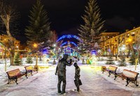 Магнитогорцев приглашают принять участие в опросе: как Вы оцениваете новогоднее убранство сквера Металлургов?